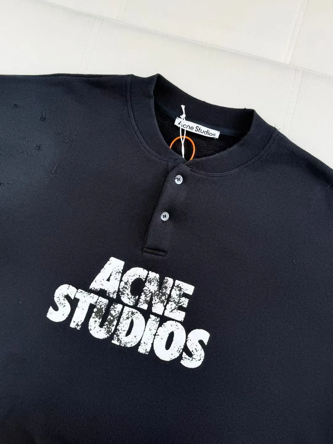 Acne Studios Logo Distressed Cotton Fleece Henley Sweatshirt (Black) — ビュー 3