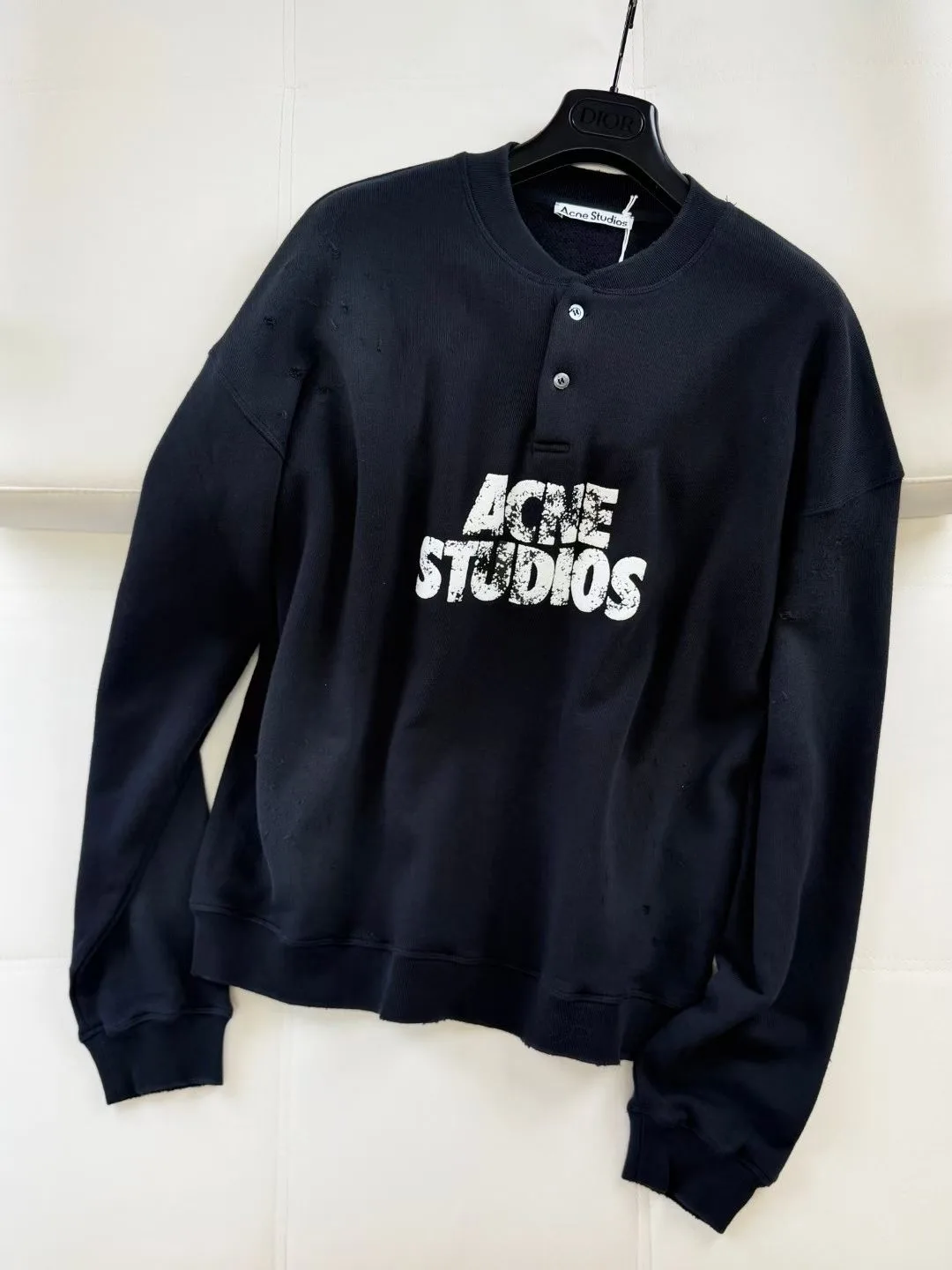 Acne Studios Logo Distressed Cotton Fleece Henley Sweatshirt (Black) — ビュー 4