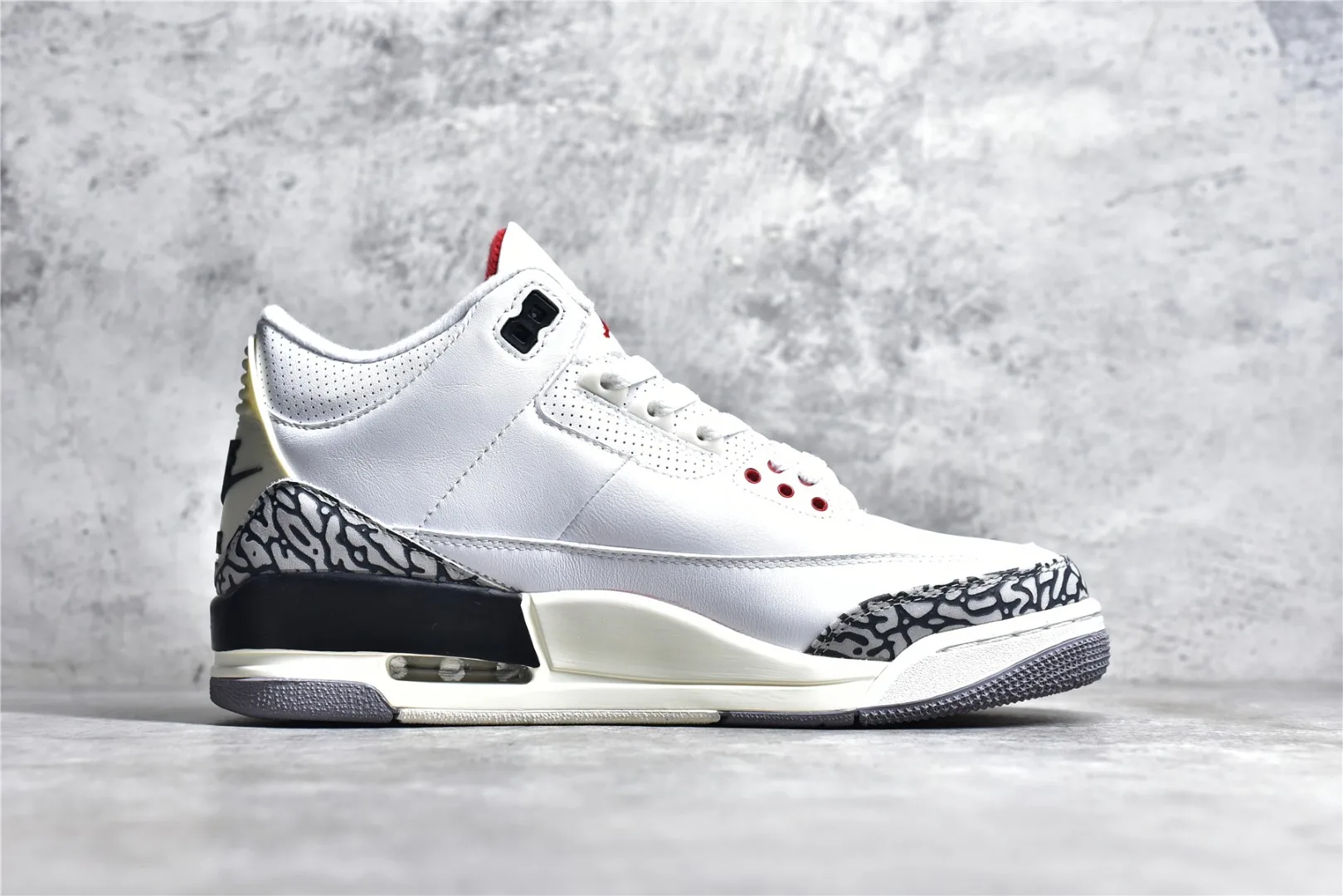 Air Jordan 3 (White Cement Re-imagined) — ビュー 3
