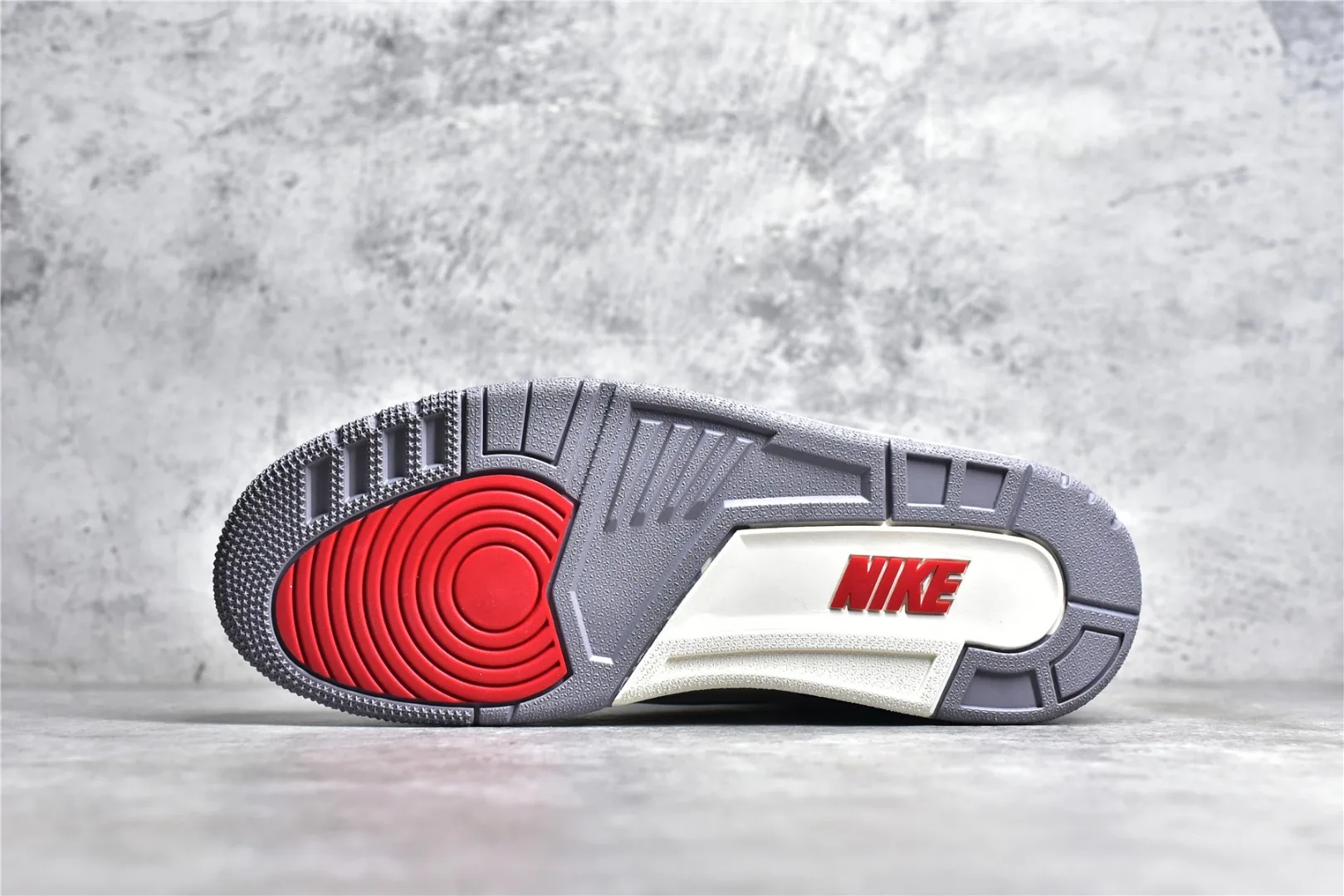 Air Jordan 3 (White Cement Re-imagined) — ビュー 5
