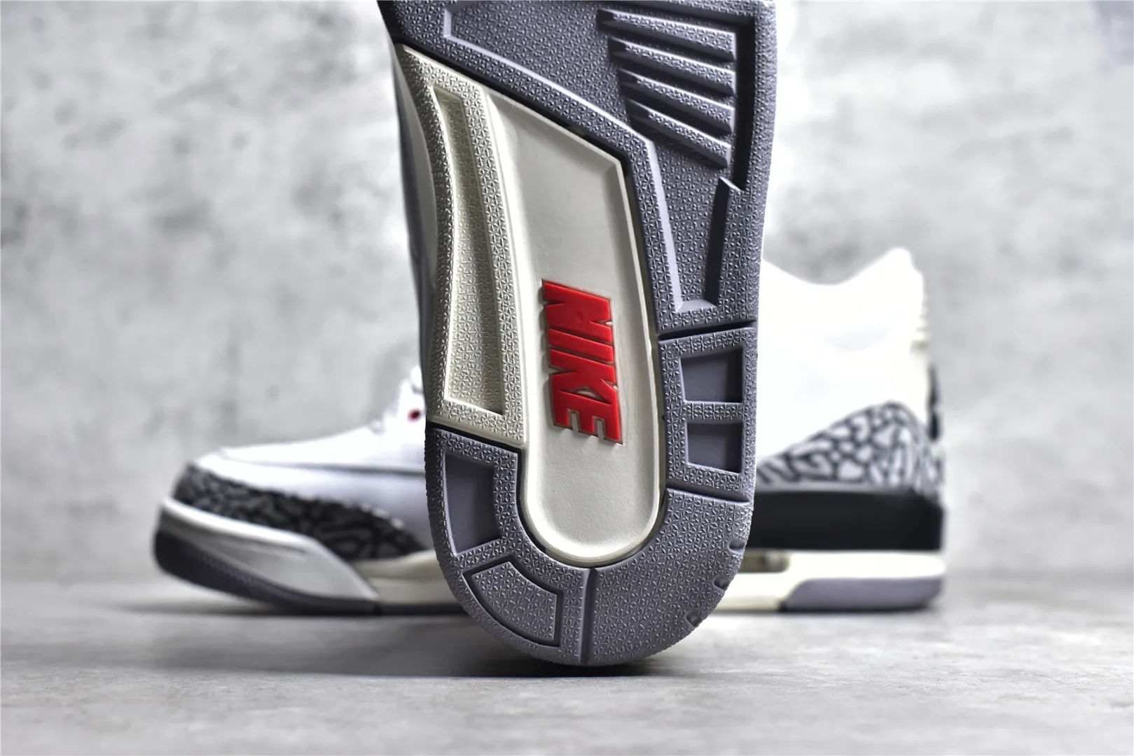 Air Jordan 3 (White Cement Re-imagined) — ビュー 8
