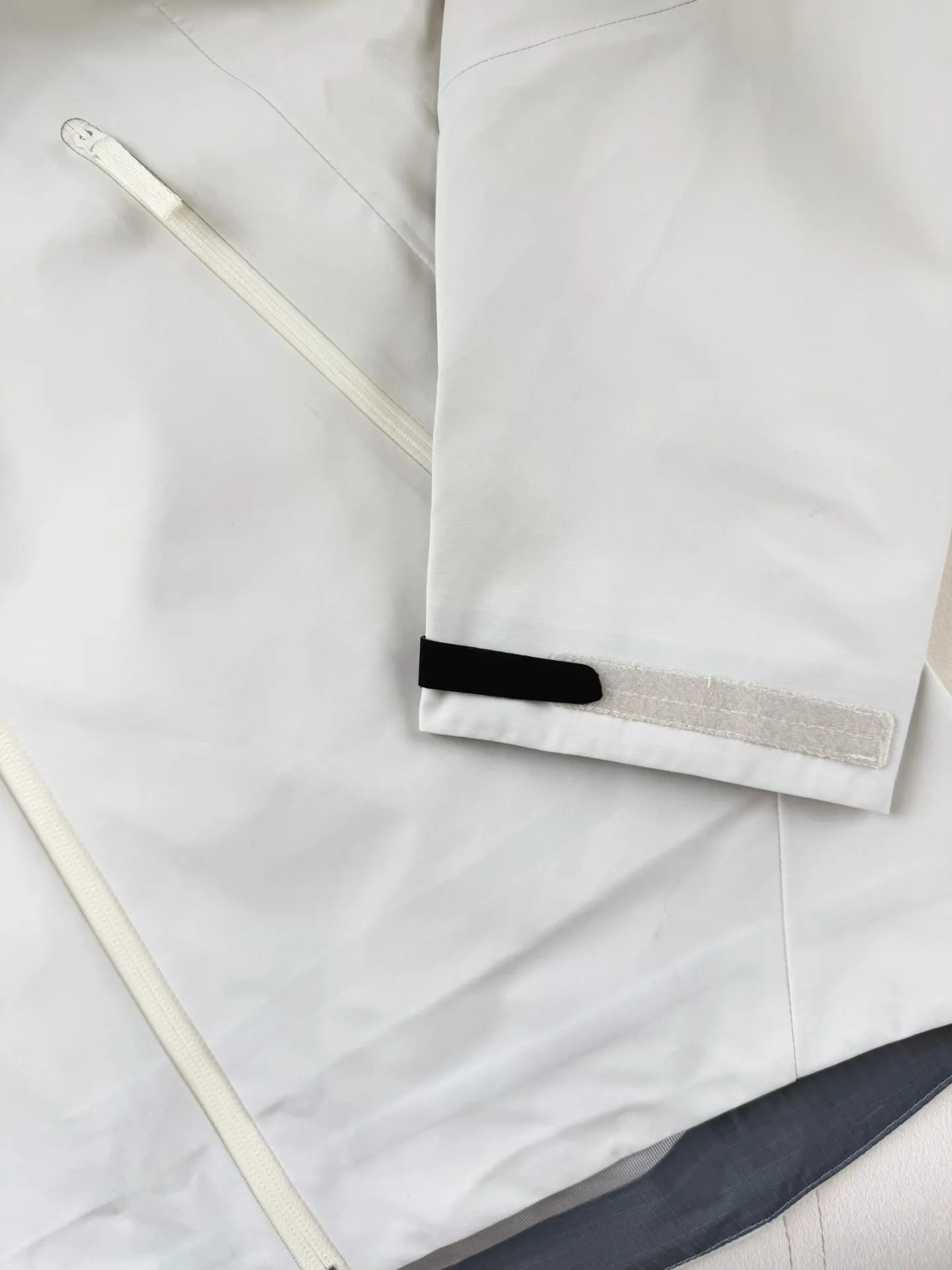 Arc'teryx Beta LT Jacket (White) — 图 2