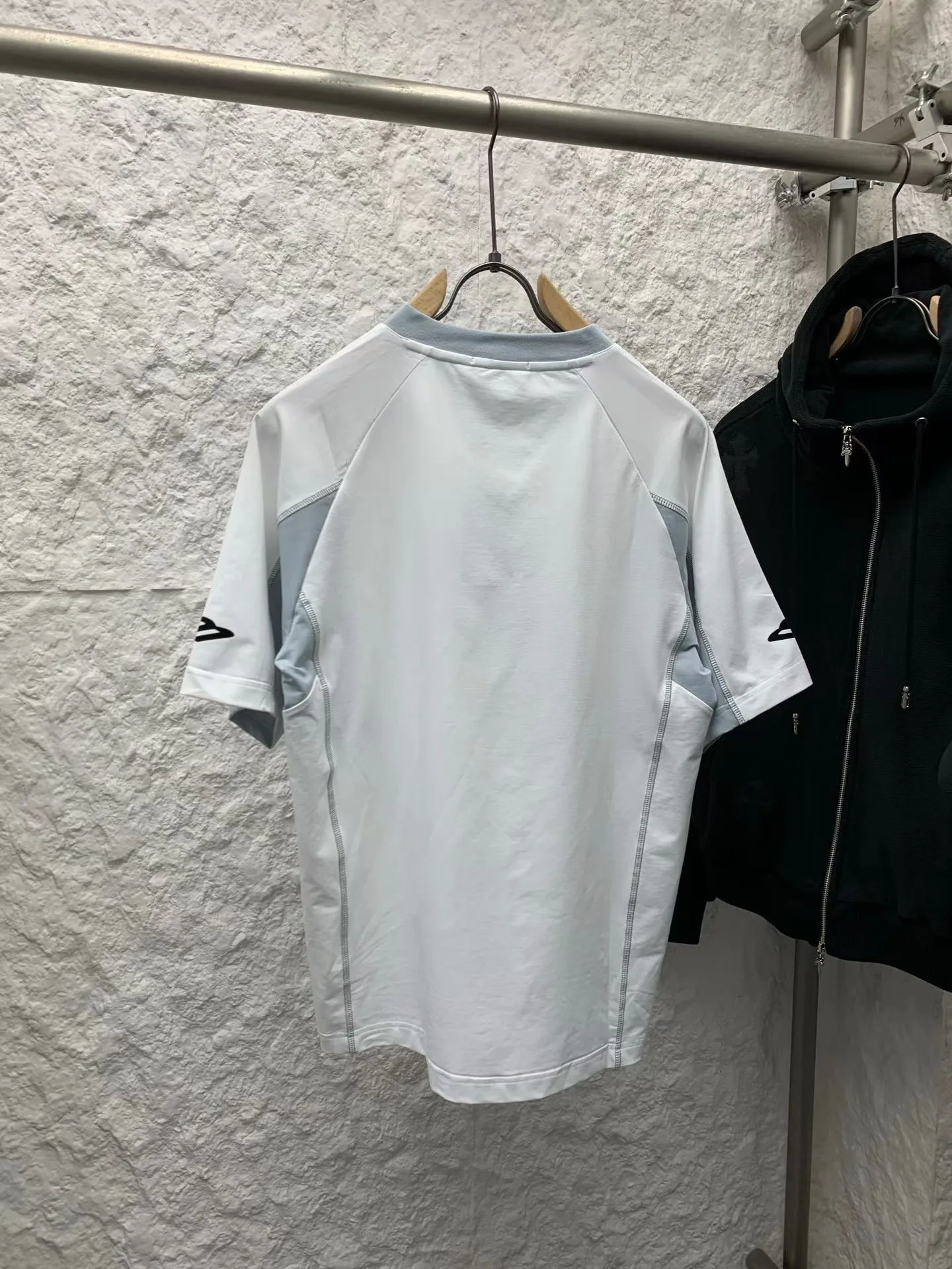 Balenciaga Football V Neck T-shirt — ビュー 2