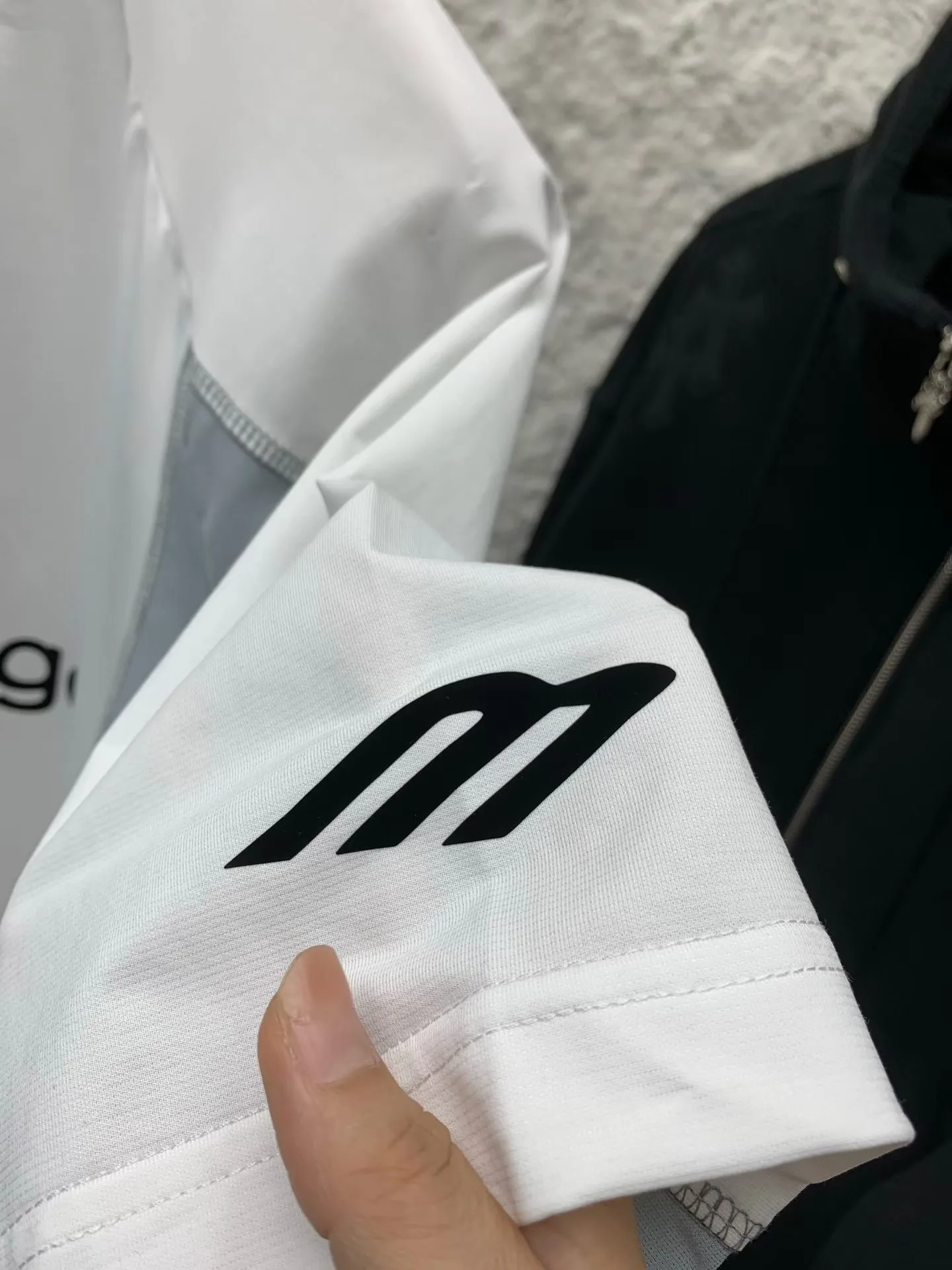 Balenciaga Football V Neck T-shirt — ビュー 3