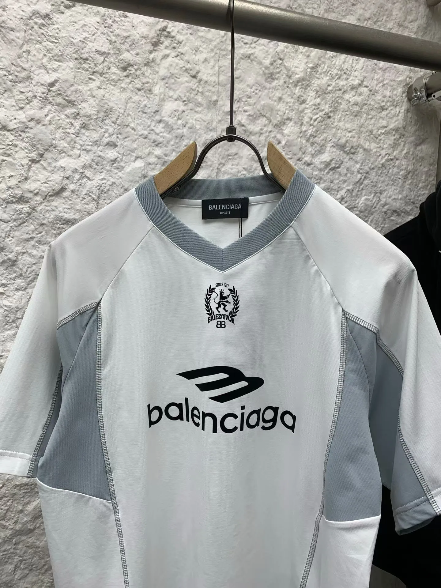 Balenciaga Football V Neck T-shirt — ビュー 4