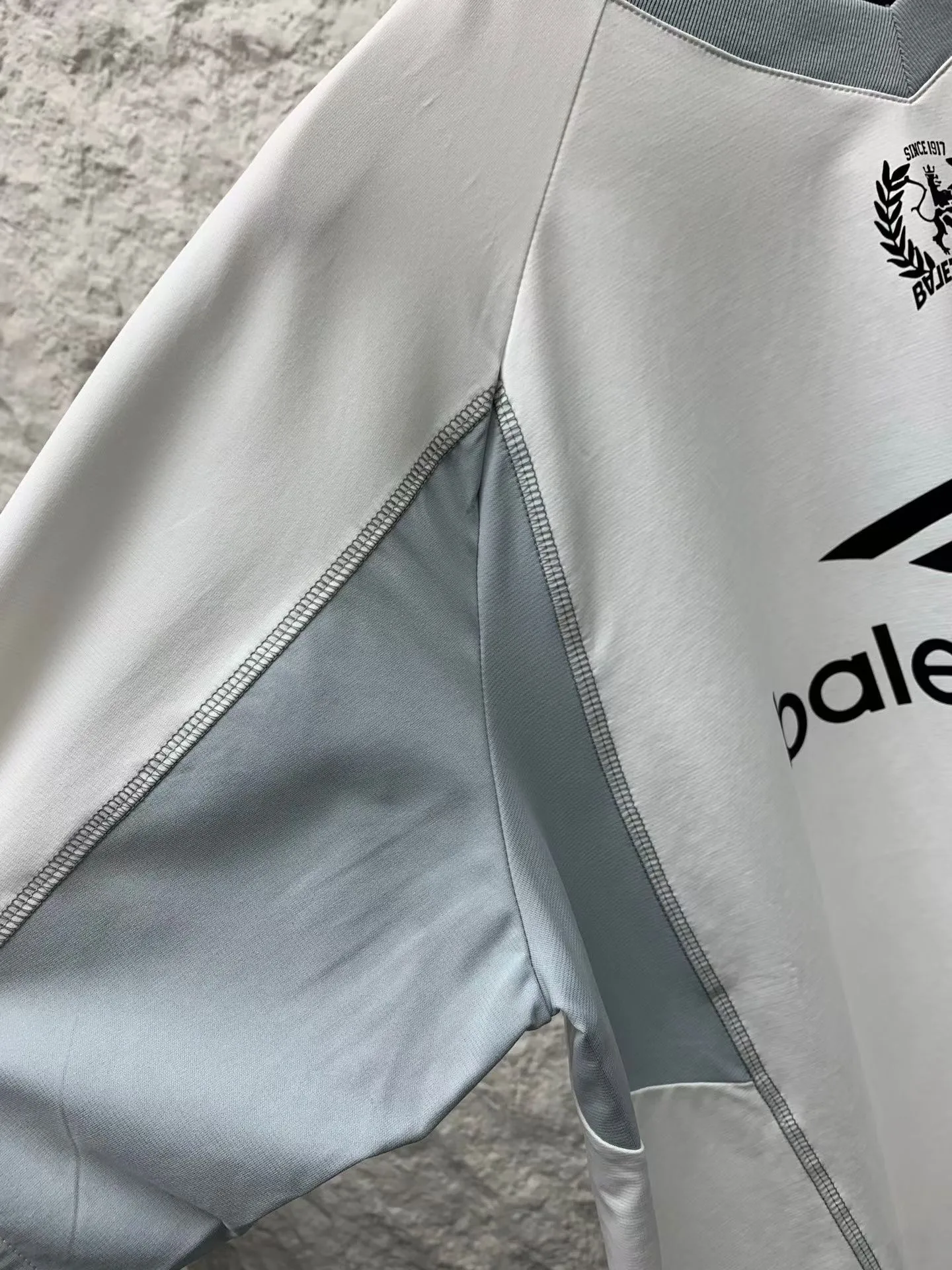 Balenciaga Football V Neck T-shirt — ビュー 5