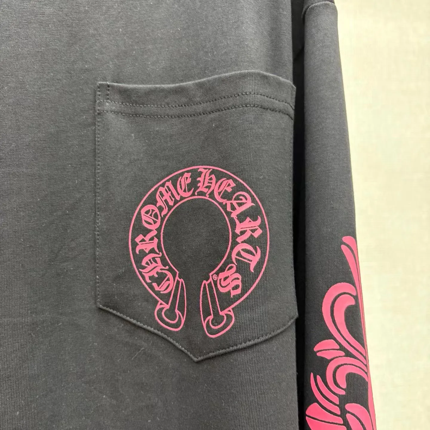 Chrome Hearts Floral Horseshoe Long Sleeve T-Shirt (Black/Pink) — ビュー 3