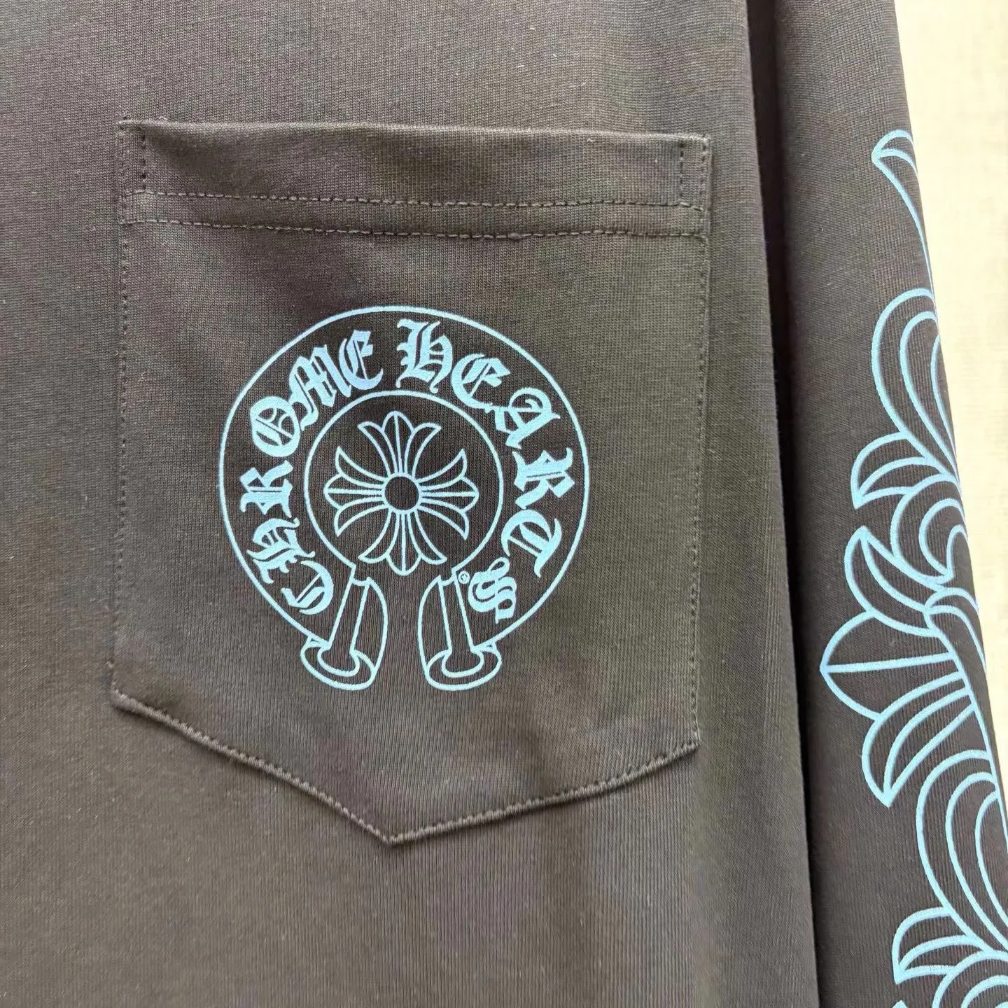 Chrome Hearts Horseshoe Pocket Logo  Long Sleeve T Shirt (Black/Blue) — 보기 4