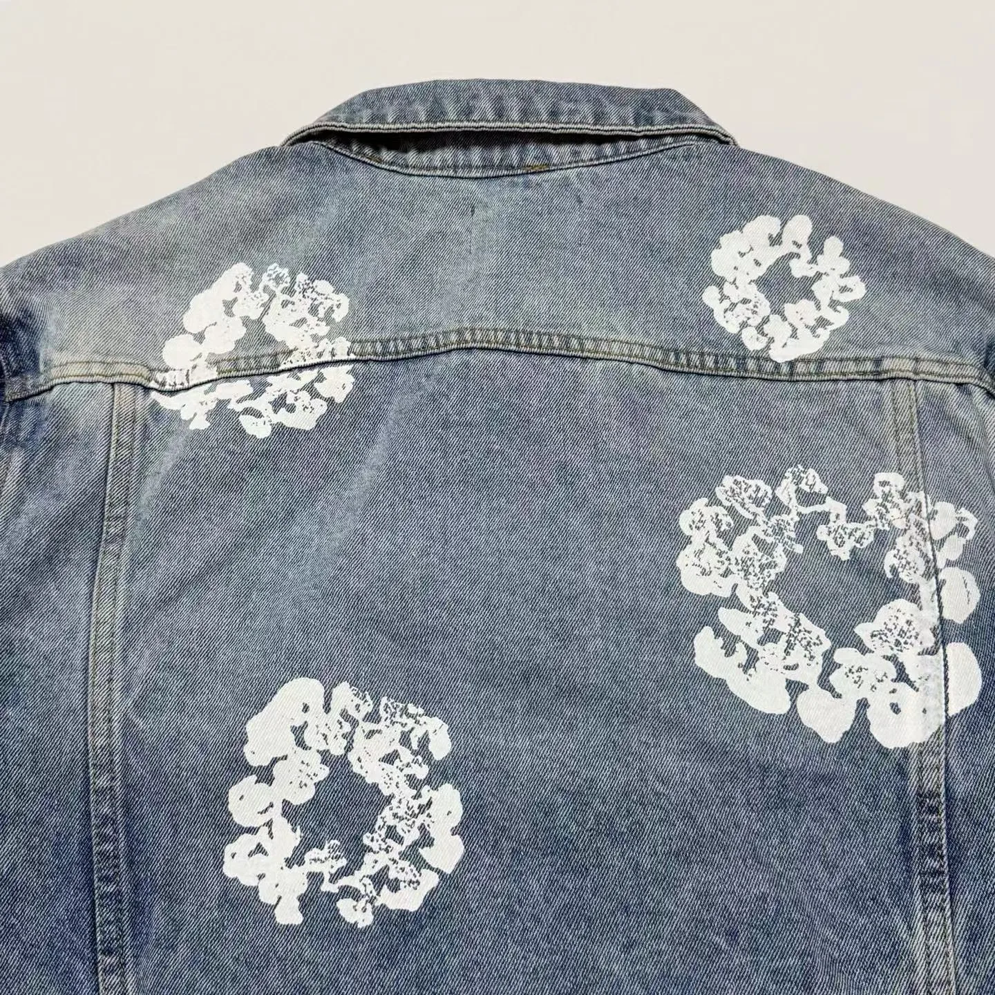 Denim Tears Cotton Wreath Denim Jacket Light Wash — 图 8