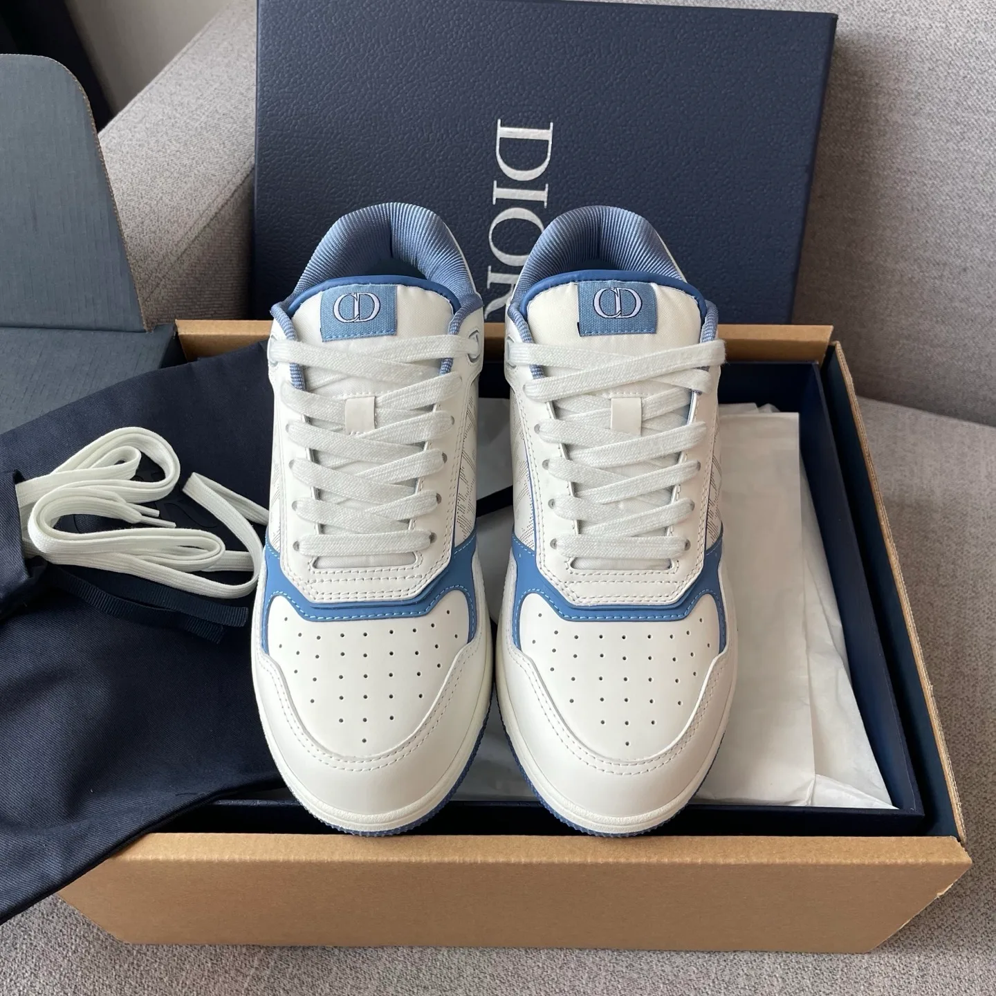 Dior and Hylton Nel B27 Uptown Low-Top Dior Oblique Galaxy Leather Sneaker (White/Blue) — ビュー 2