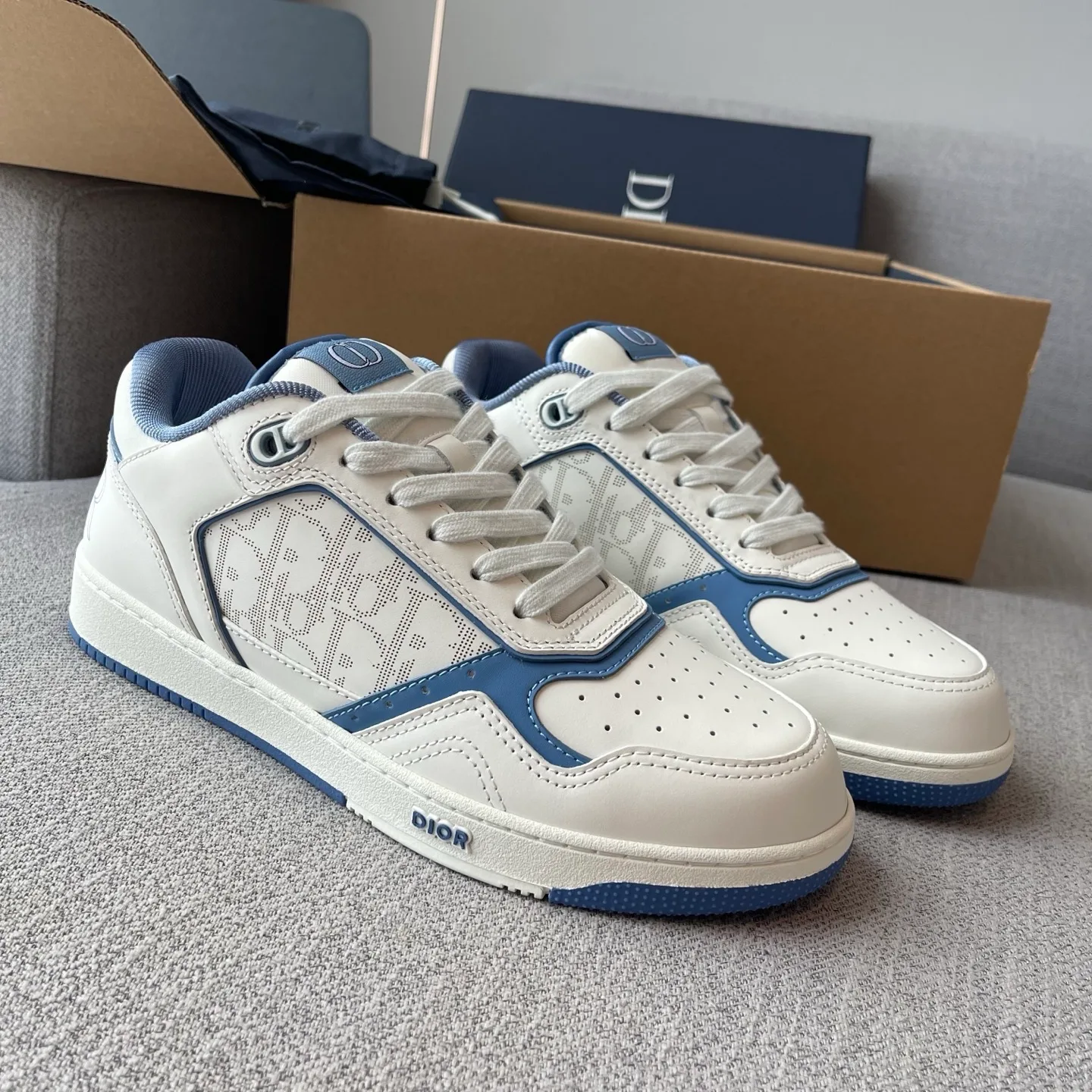 Dior and Hylton Nel B27 Uptown Low-Top Dior Oblique Galaxy Leather Sneaker (White/Blue) — ビュー 3