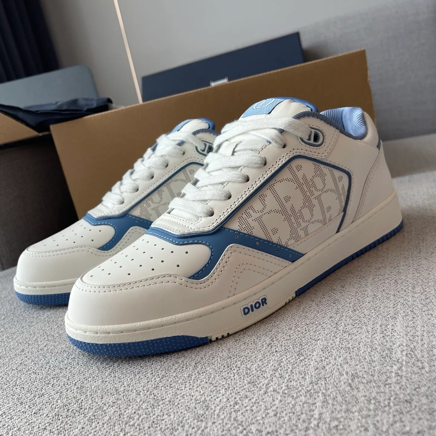Dior and Hylton Nel B27 Uptown Low-Top Dior Oblique Galaxy Leather Sneaker (White/Blue) — ビュー 4