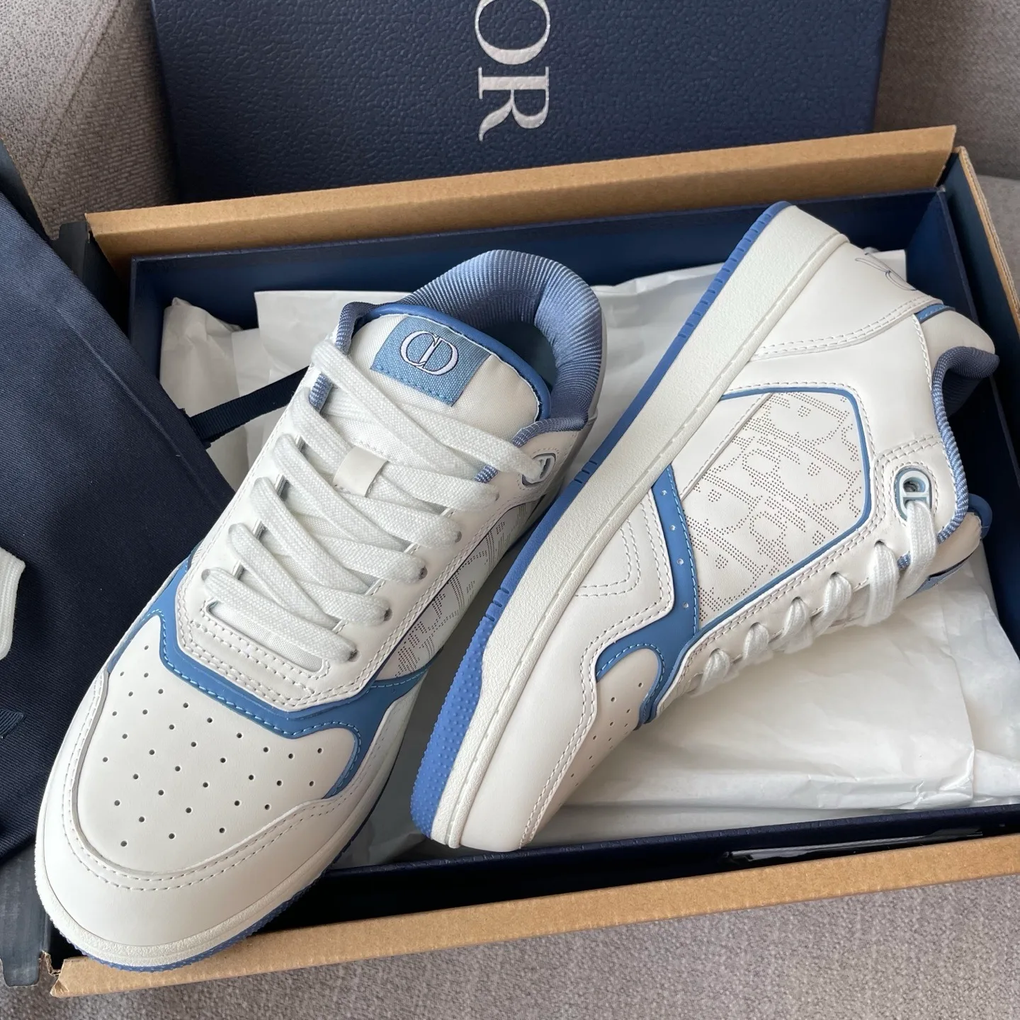 Dior and Hylton Nel B27 Uptown Low-Top Dior Oblique Galaxy Leather Sneaker (White/Blue) — ビュー 6