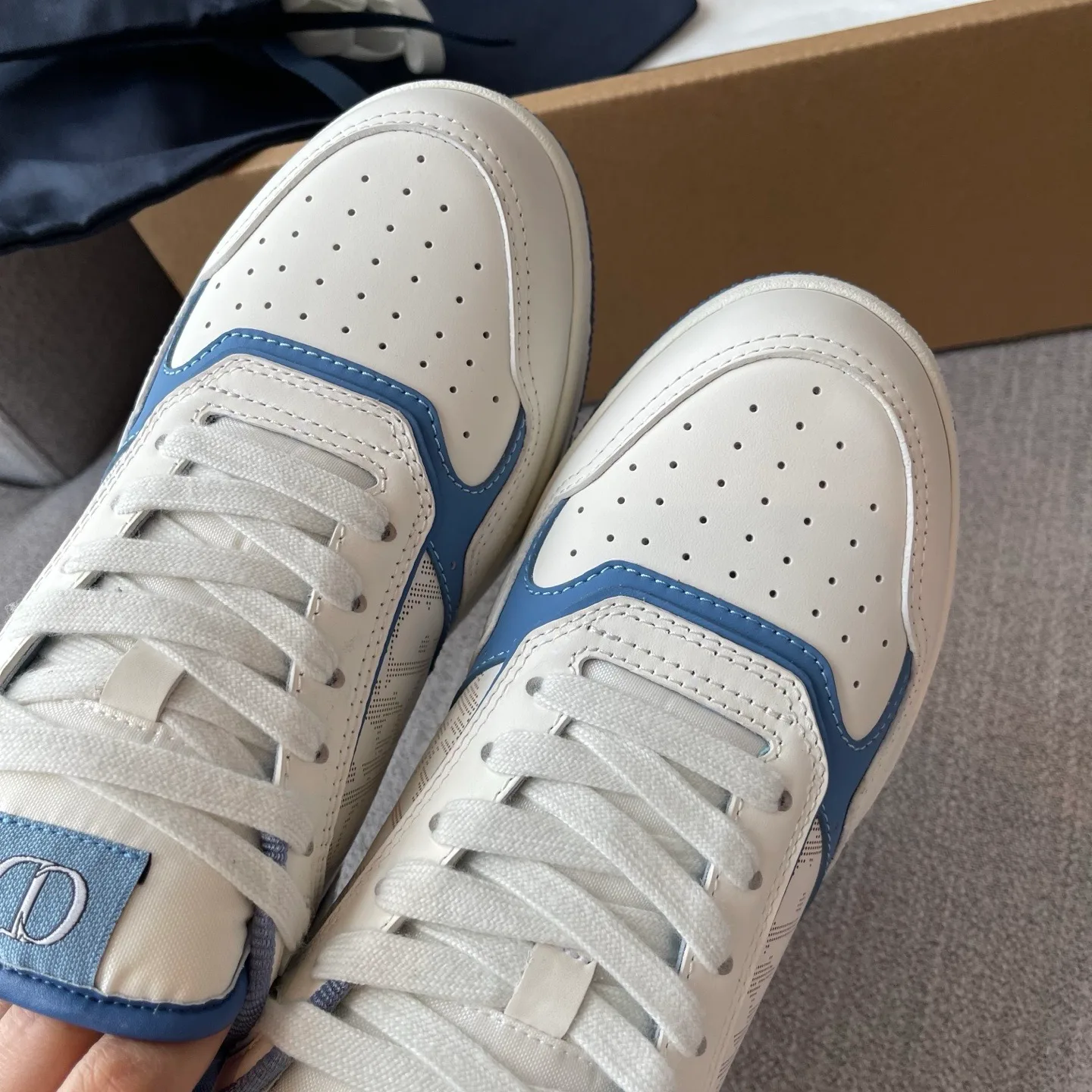 Dior and Hylton Nel B27 Uptown Low-Top Dior Oblique Galaxy Leather Sneaker (White/Blue) — ビュー 7