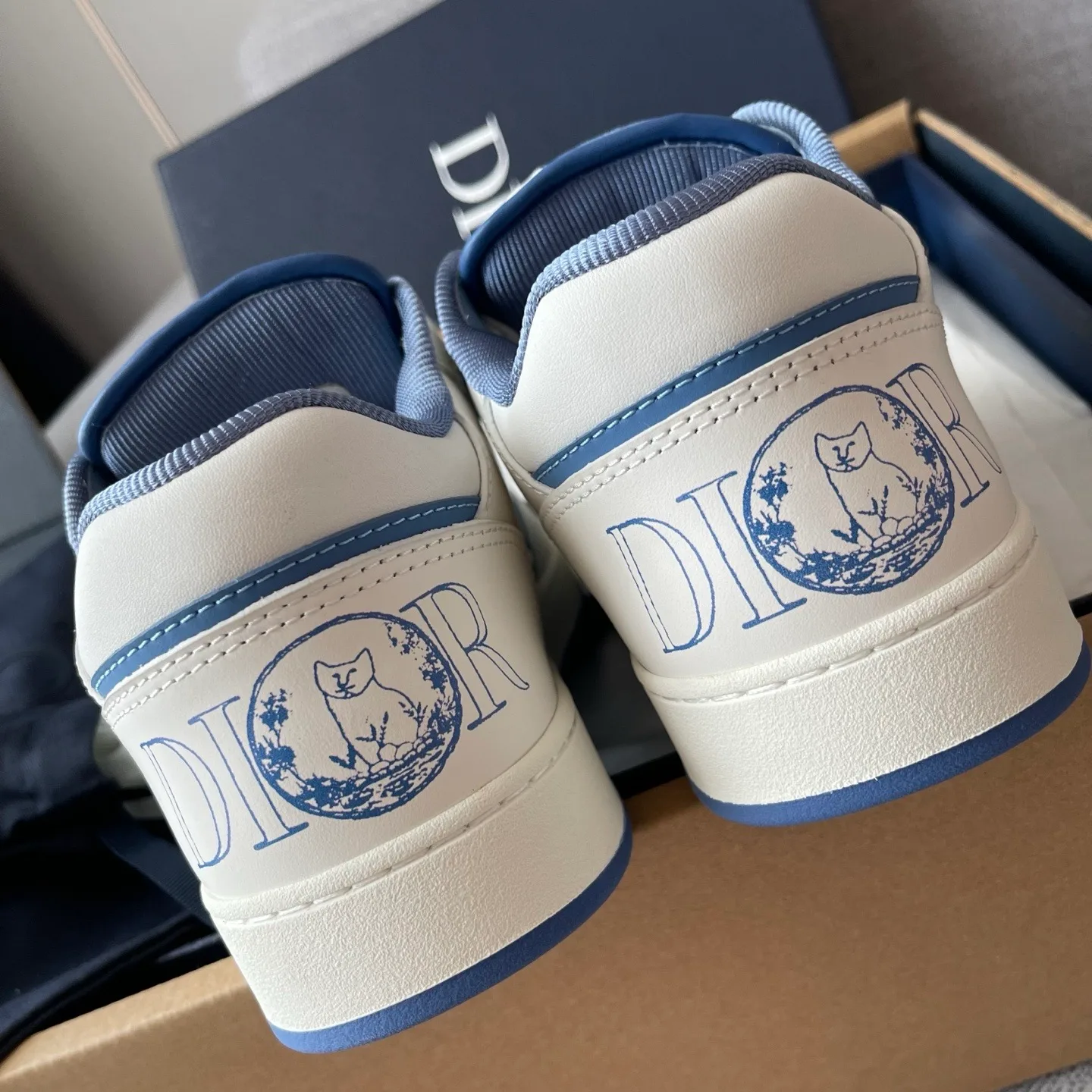 Dior and Hylton Nel B27 Uptown Low-Top Dior Oblique Galaxy Leather Sneaker (White/Blue) — ビュー 8