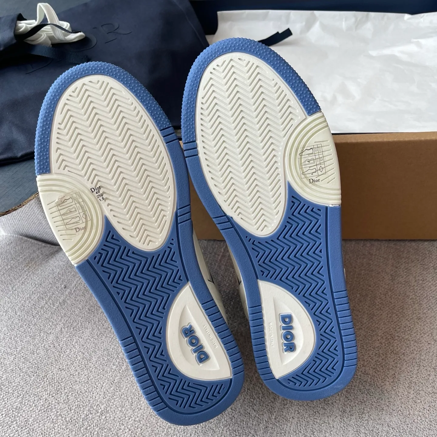 Dior and Hylton Nel B27 Uptown Low-Top Dior Oblique Galaxy Leather Sneaker (White/Blue) — ビュー 9