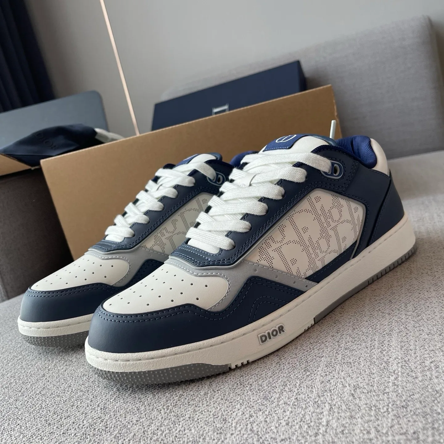 Dior and Hylton Nel B27 Uptown Low-Top Dior Oblique Galaxy Leather Sneaker (White/Navy) — view 4