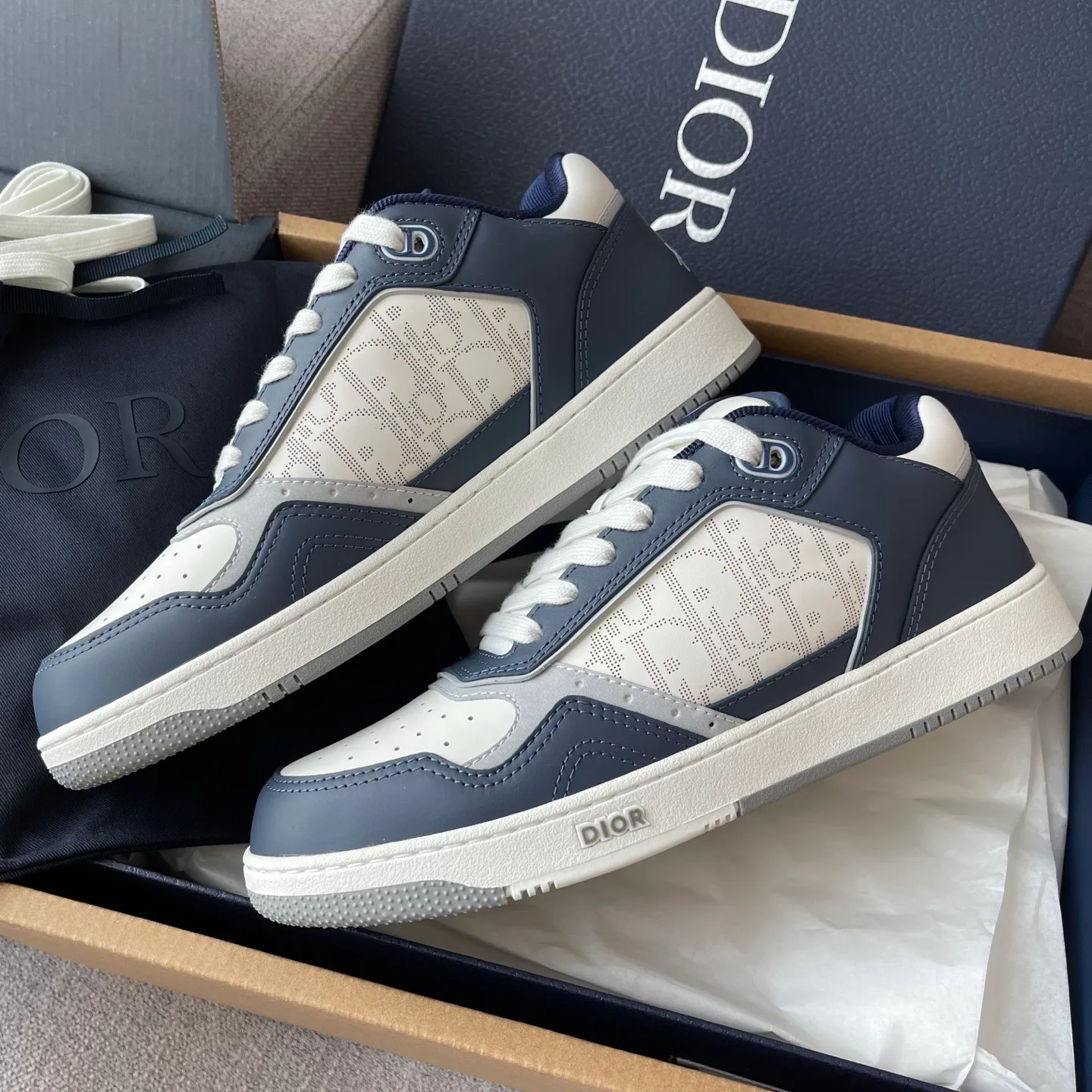Dior and Hylton Nel B27 Uptown Low-Top Dior Oblique Galaxy Leather Sneaker (White/Navy)