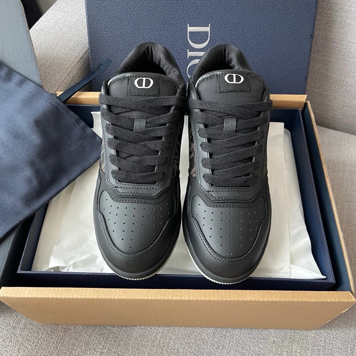 Dior B27 Uptown Low-Top Dior Oblique Galaxy Leather Sneaker (Black) — ビュー 2