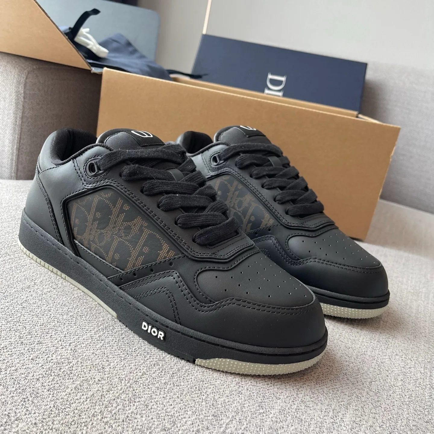 Dior B27 Uptown Low-Top Dior Oblique Galaxy Leather Sneaker (Black) — ビュー 3