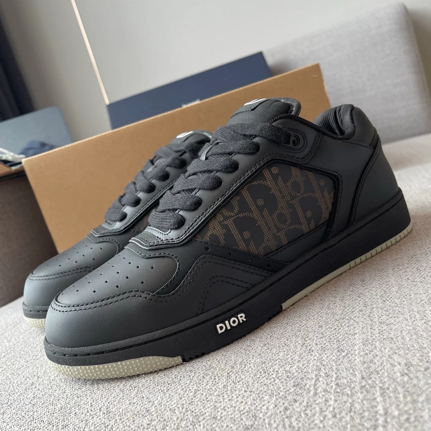 Dior B27 Uptown Low-Top Dior Oblique Galaxy Leather Sneaker (Black) — ビュー 4