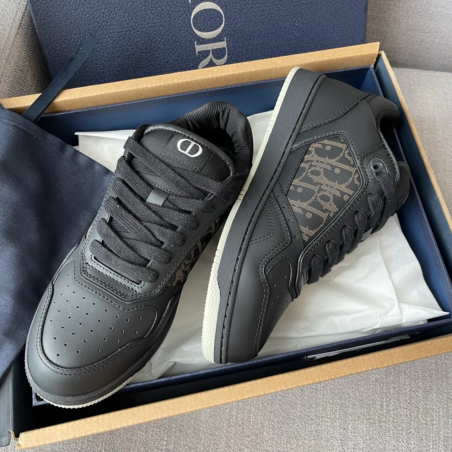 Dior B27 Uptown Low-Top Dior Oblique Galaxy Leather Sneaker (Black) — ビュー 6