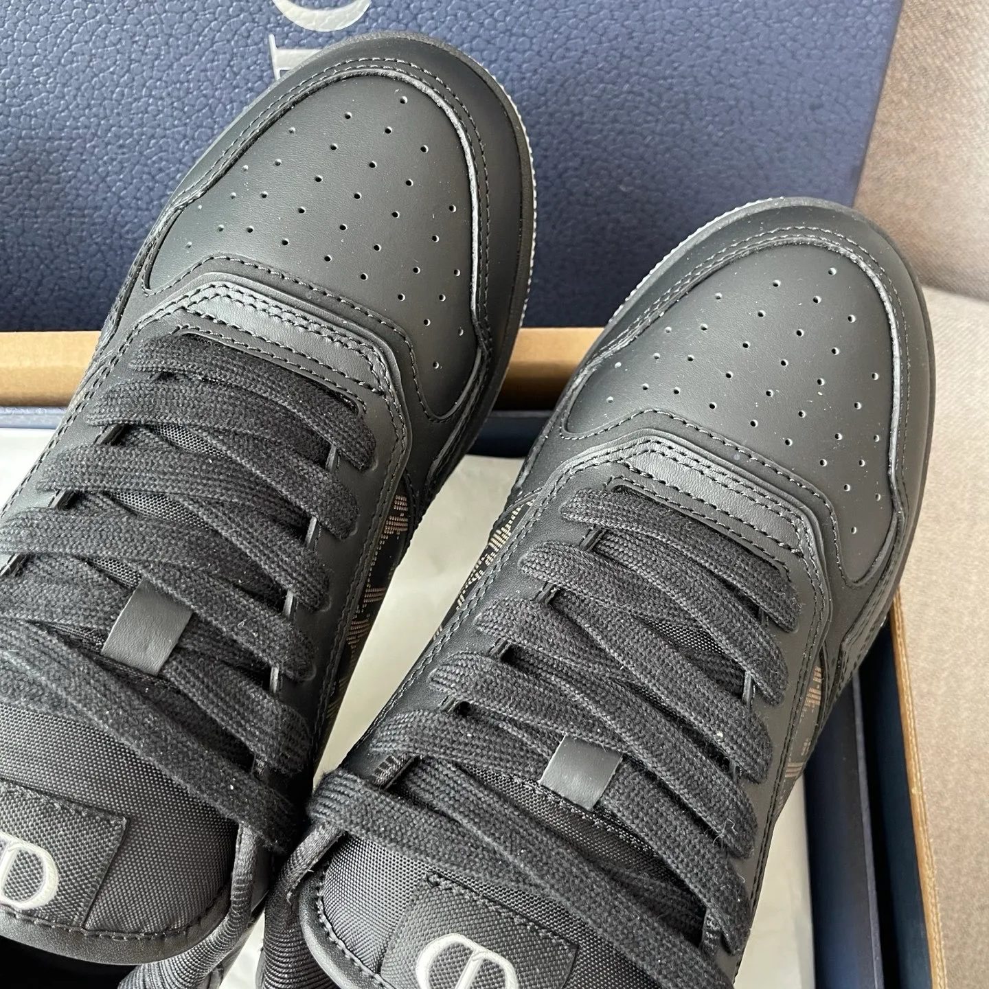 Dior B27 Uptown Low-Top Dior Oblique Galaxy Leather Sneaker (Black) — ビュー 7
