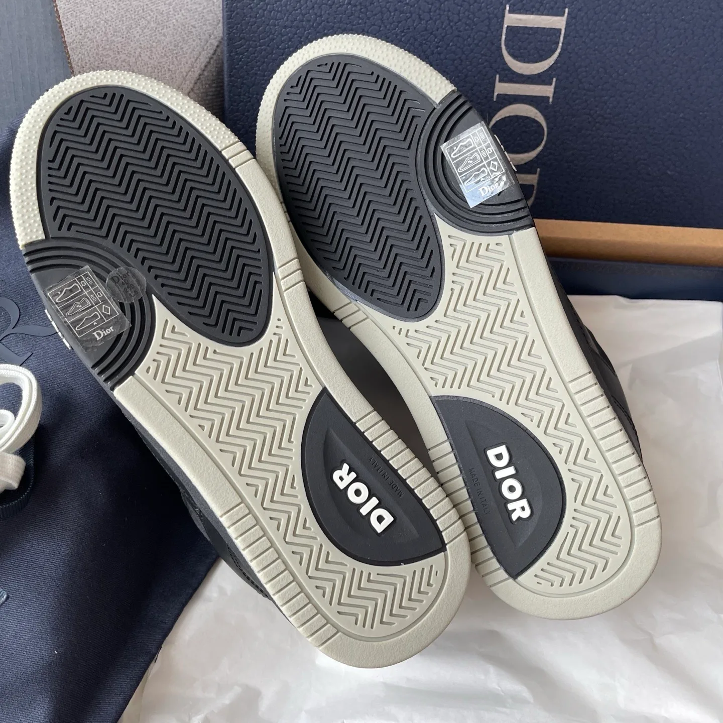 Dior B27 Uptown Low-Top Dior Oblique Galaxy Leather Sneaker (Black) — ビュー 9