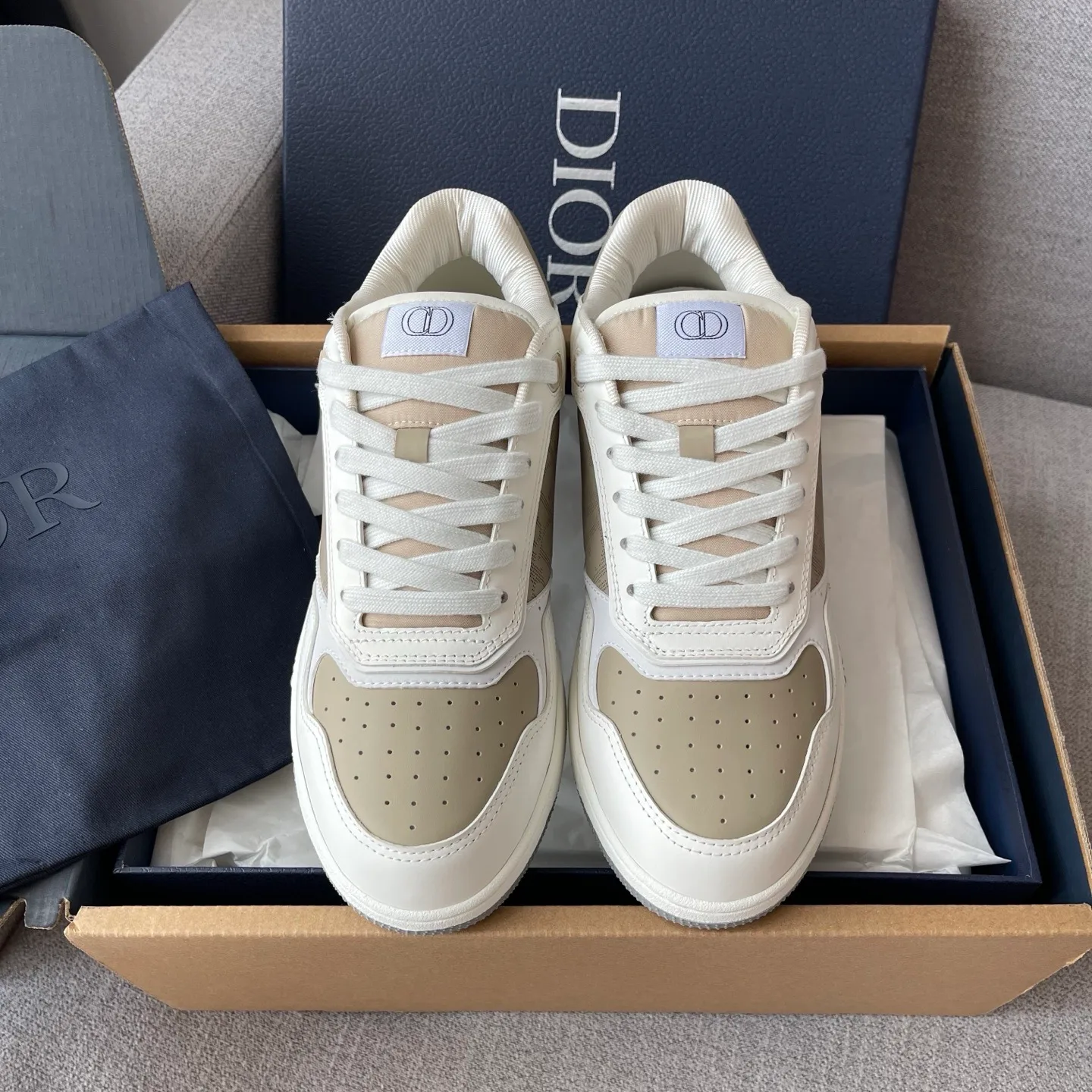 Dior B27 Uptown Low-Top Dior Oblique Galaxy Leather Sneaker (White/Beige) — ビュー 2