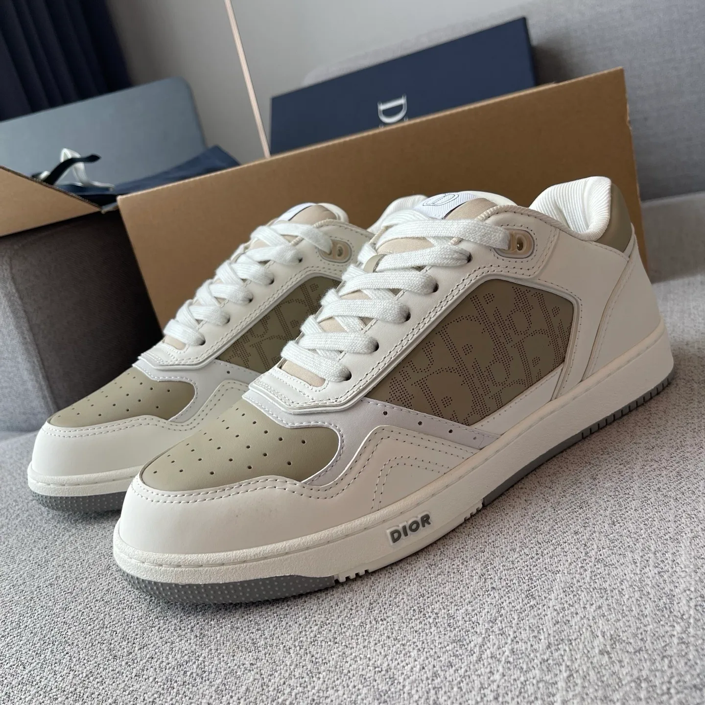 Dior B27 Uptown Low-Top Dior Oblique Galaxy Leather Sneaker (White/Beige) — ビュー 4
