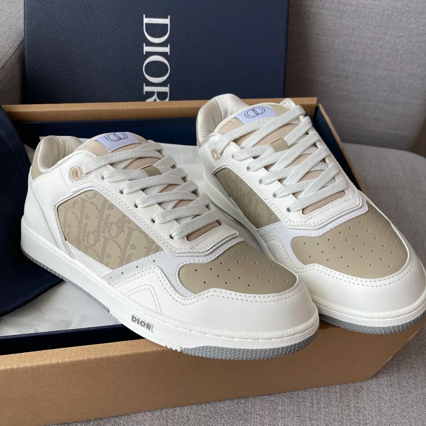 Dior B27 Uptown Low-Top Dior Oblique Galaxy Leather Sneaker (White/Beige) — ビュー 5