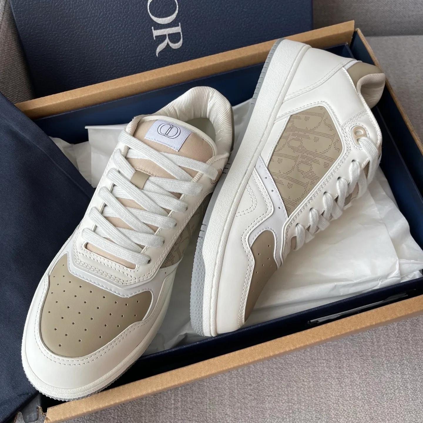 Dior B27 Uptown Low-Top Dior Oblique Galaxy Leather Sneaker (White/Beige) — ビュー 6