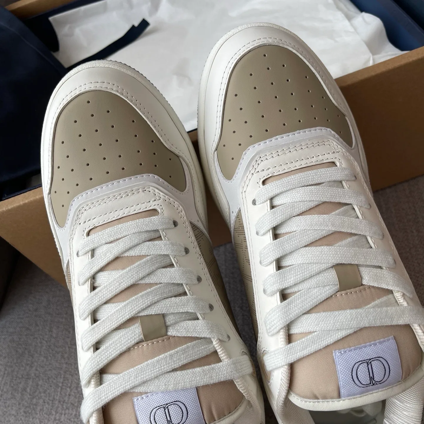 Dior B27 Uptown Low-Top Dior Oblique Galaxy Leather Sneaker (White/Beige) — ビュー 7