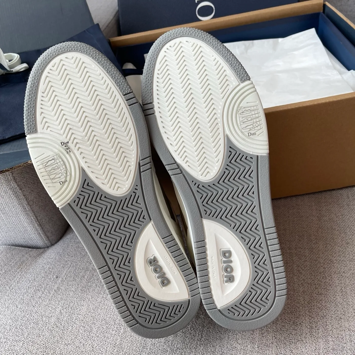 Dior B27 Uptown Low-Top Dior Oblique Galaxy Leather Sneaker (White/Beige) — ビュー 9