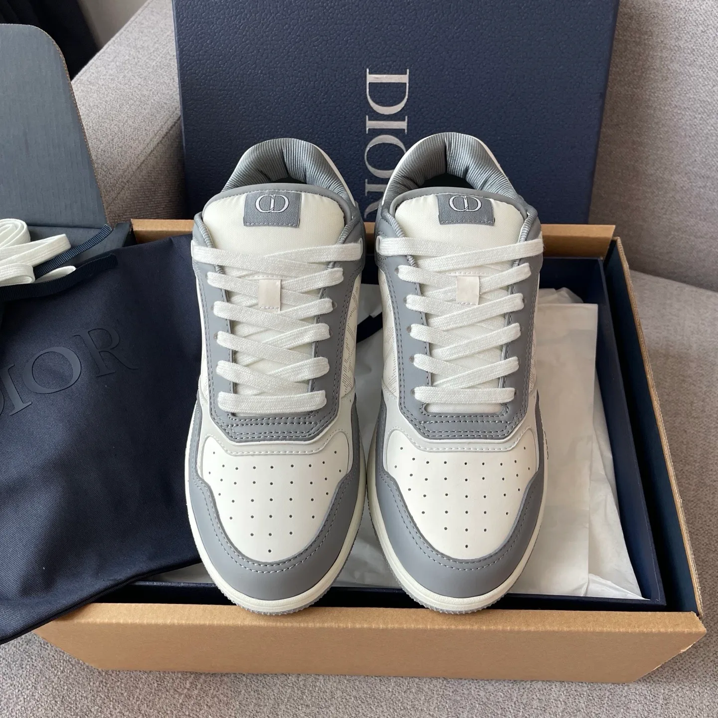 Dior B27 Uptown Low-Top Dior Oblique Galaxy Leather Sneaker (White/Dark Grey) — ビュー 2
