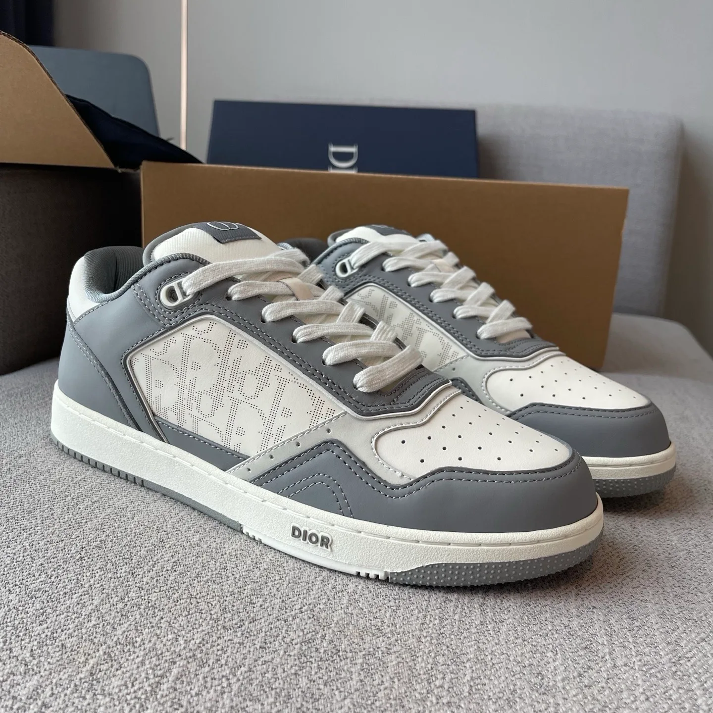 Dior B27 Uptown Low-Top Dior Oblique Galaxy Leather Sneaker (White/Dark Grey) — ビュー 3
