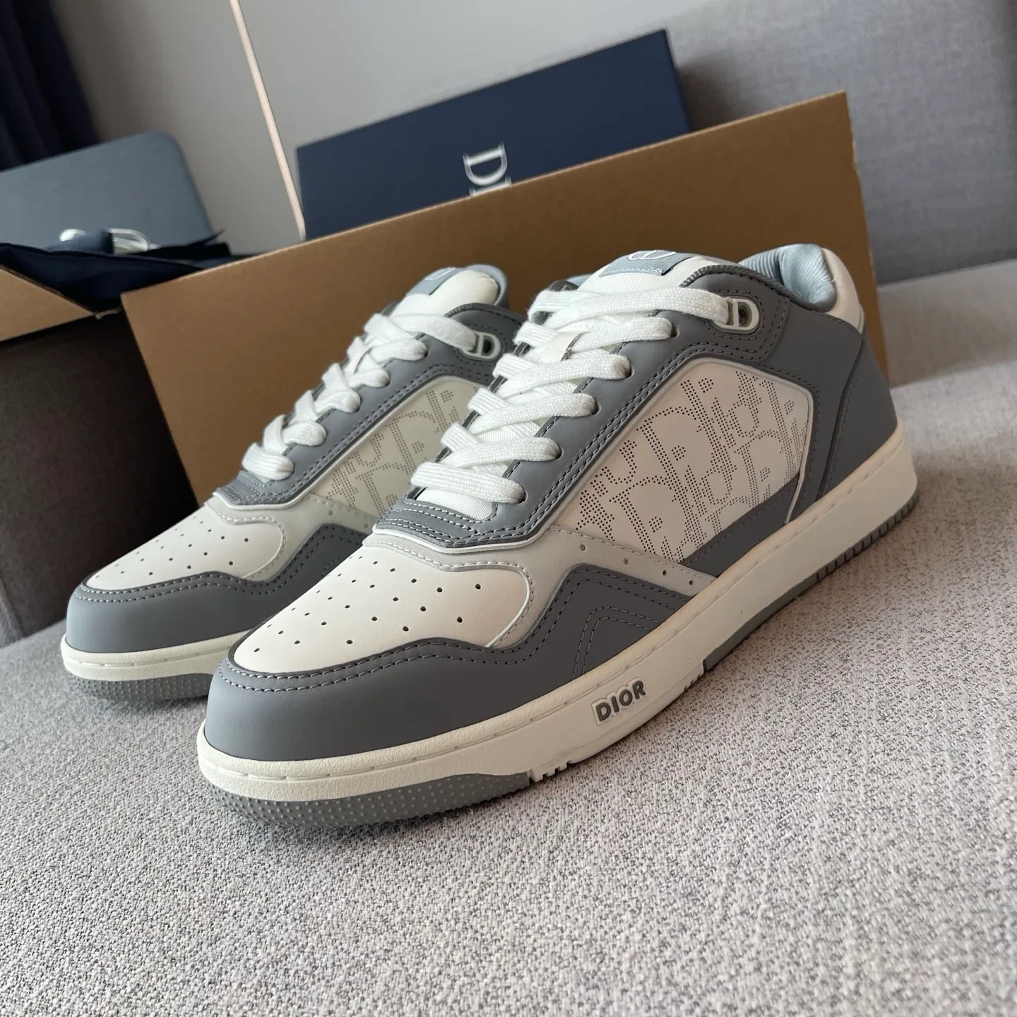 Dior B27 Uptown Low-Top Dior Oblique Galaxy Leather Sneaker (White/Dark Grey) — ビュー 4
