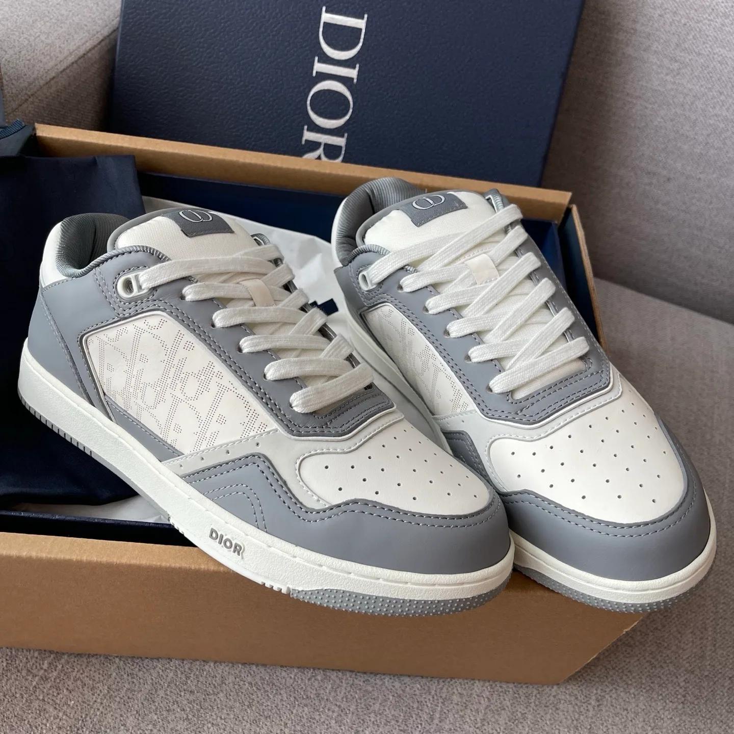 Dior B27 Uptown Low-Top Dior Oblique Galaxy Leather Sneaker (White/Dark Grey) — ビュー 5