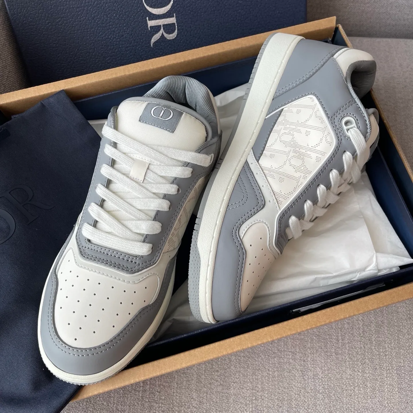 Dior B27 Uptown Low-Top Dior Oblique Galaxy Leather Sneaker (White/Dark Grey) — ビュー 6