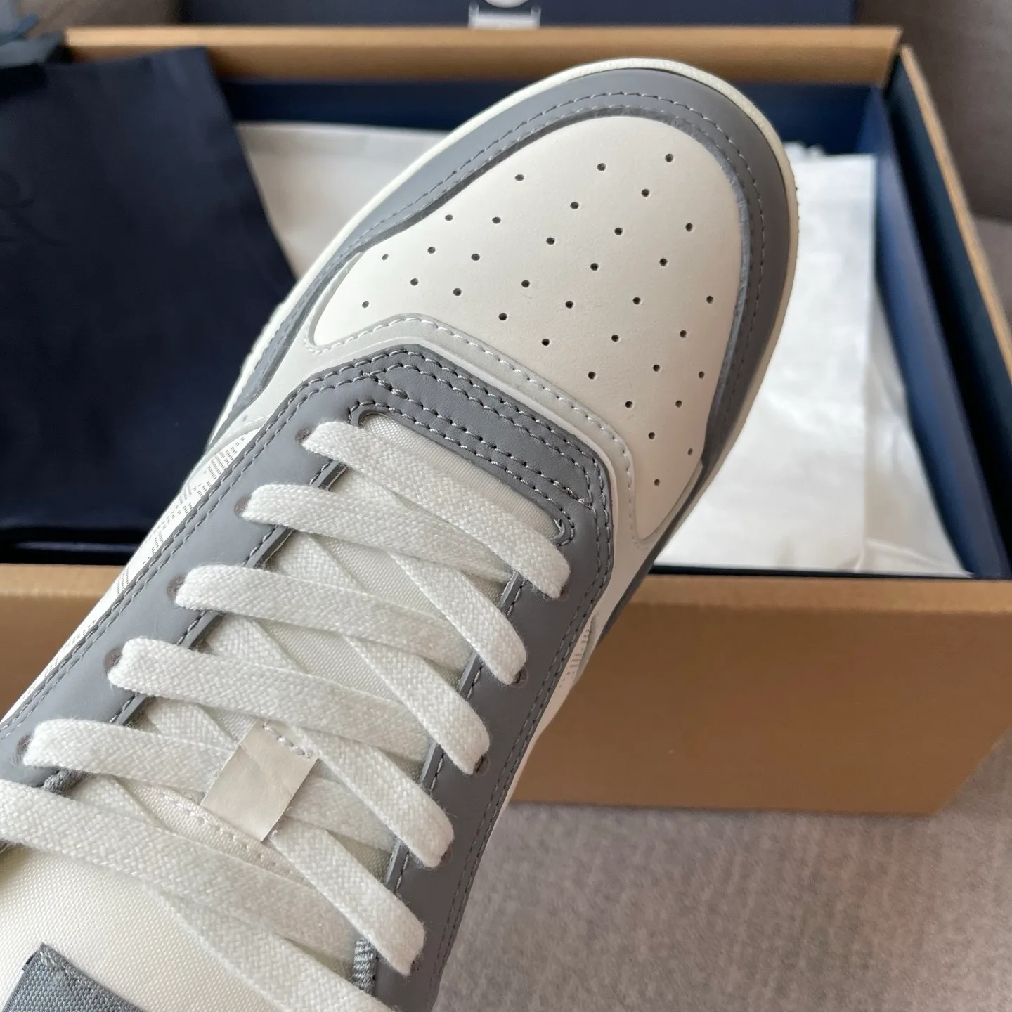 Dior B27 Uptown Low-Top Dior Oblique Galaxy Leather Sneaker (White/Dark Grey) — ビュー 7