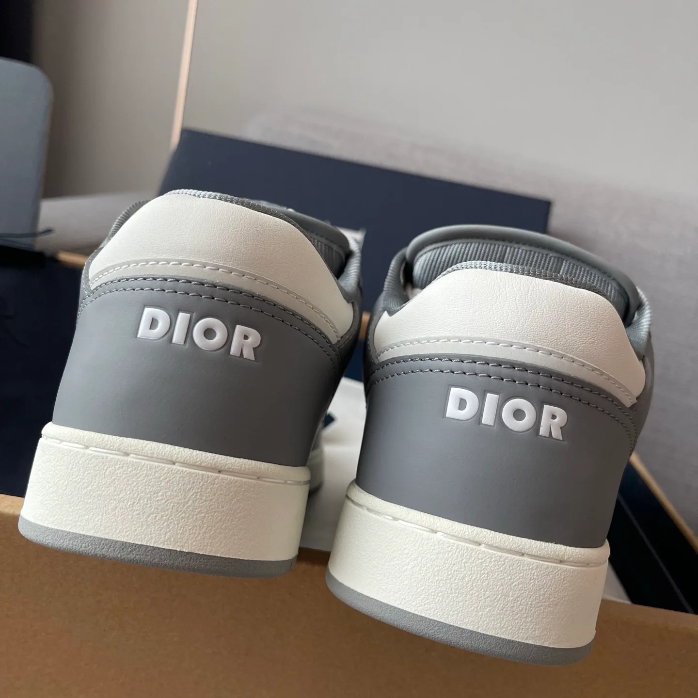 Dior B27 Uptown Low-Top Dior Oblique Galaxy Leather Sneaker (White/Dark Grey) — ビュー 8
