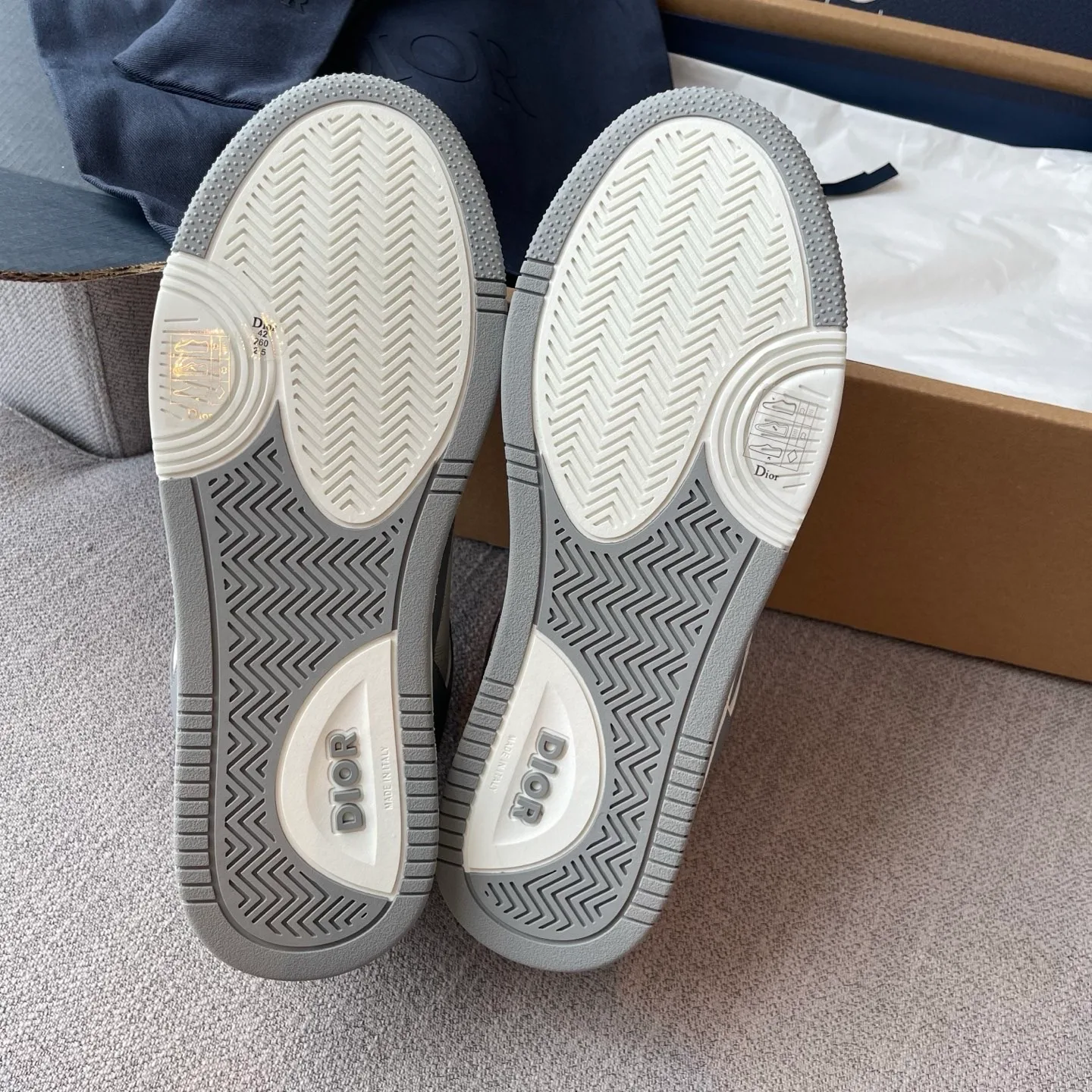 Dior B27 Uptown Low-Top Dior Oblique Galaxy Leather Sneaker (White/Dark Grey) — ビュー 9