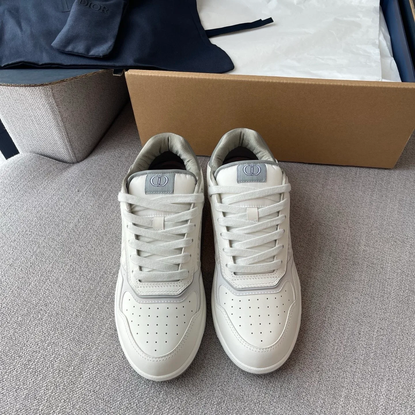 Dior B27 Uptown Low-Top Dior Oblique Galaxy Leather Sneaker (White/Grey) — ビュー 2