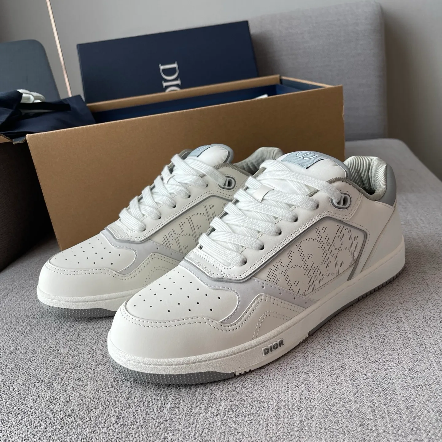 Dior B27 Uptown Low-Top Dior Oblique Galaxy Leather Sneaker (White/Grey) — ビュー 4