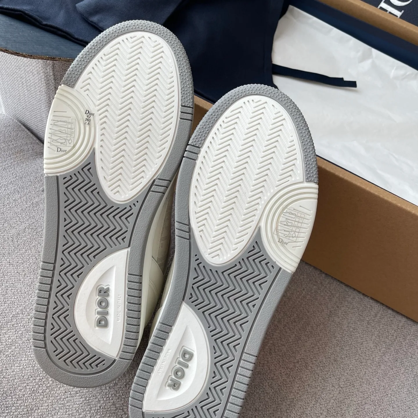 Dior B27 Uptown Low-Top Dior Oblique Galaxy Leather Sneaker (White/Grey) — ビュー 9
