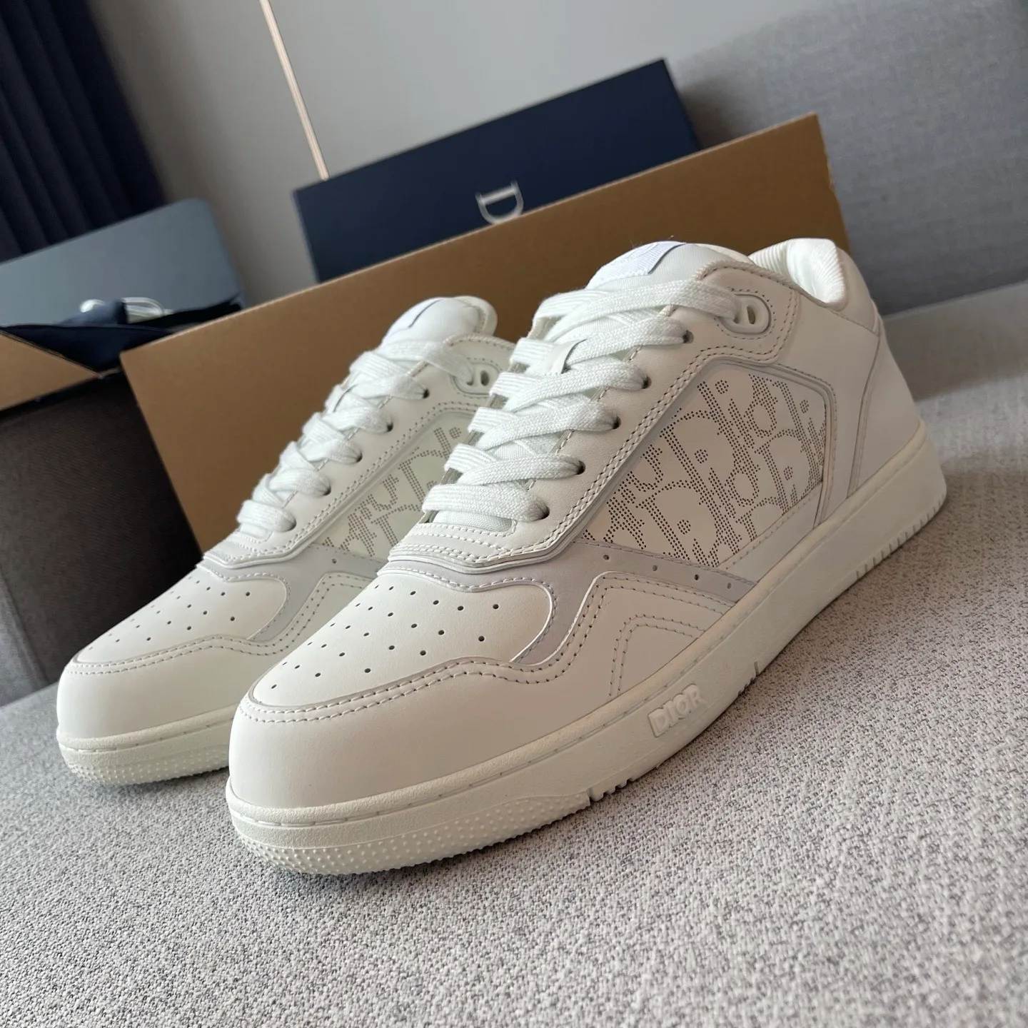 Dior B27 Uptown Low-Top Dior Oblique Galaxy Leather Sneaker (White/White) — ビュー 4