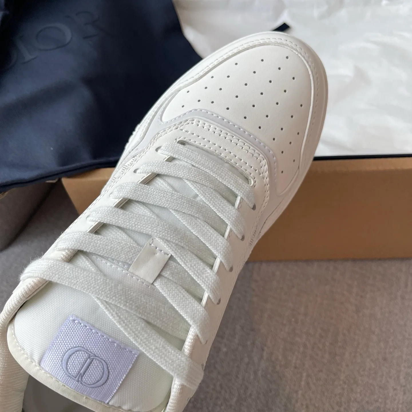 Dior B27 Uptown Low-Top Dior Oblique Galaxy Leather Sneaker (White/White) — ビュー 7