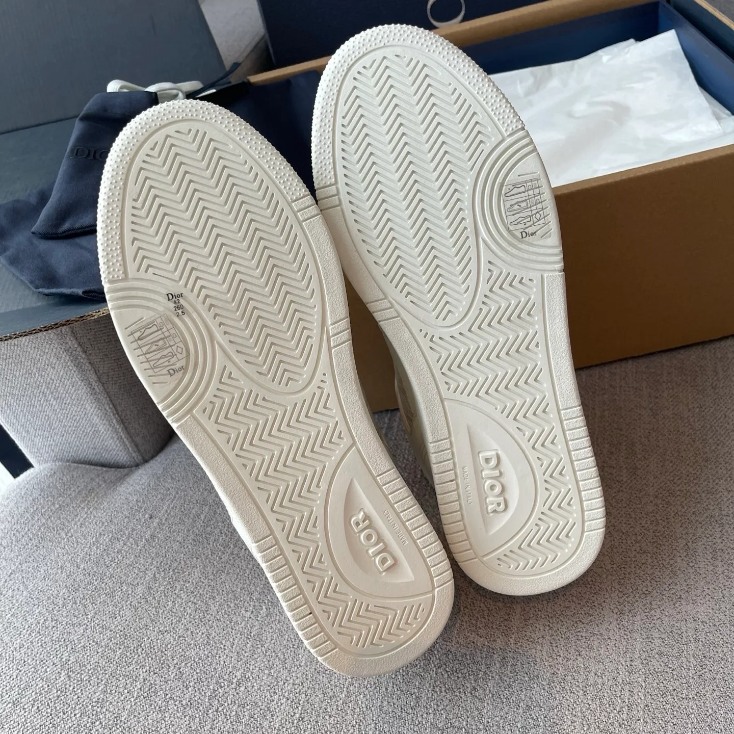 Dior B27 Uptown Low-Top Dior Oblique Galaxy Leather Sneaker (White/White) — ビュー 9