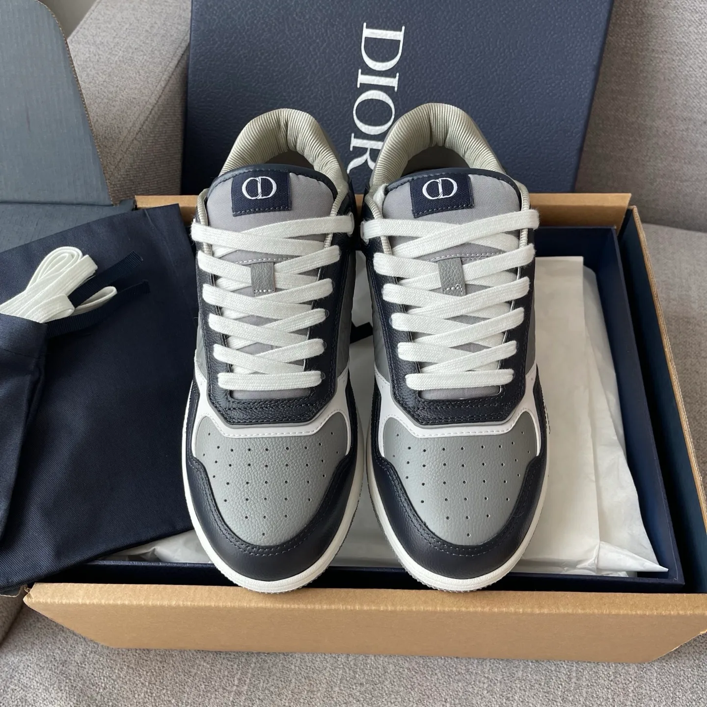 Dior B27 Uptown Low Top Grained Leather Sneaker (Navy/Grey) — ビュー 2
