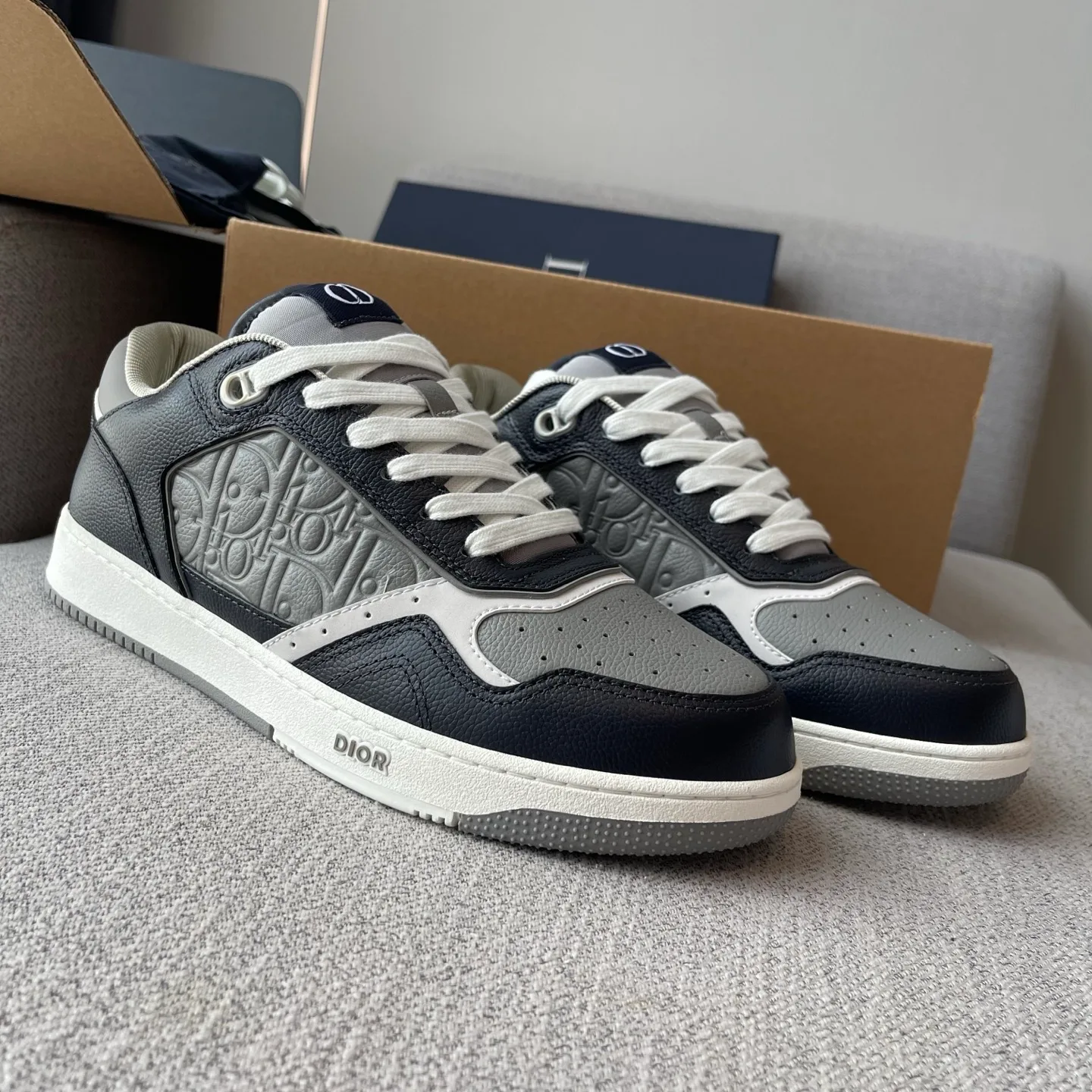 Dior B27 Uptown Low Top Grained Leather Sneaker (Navy/Grey) — ビュー 3